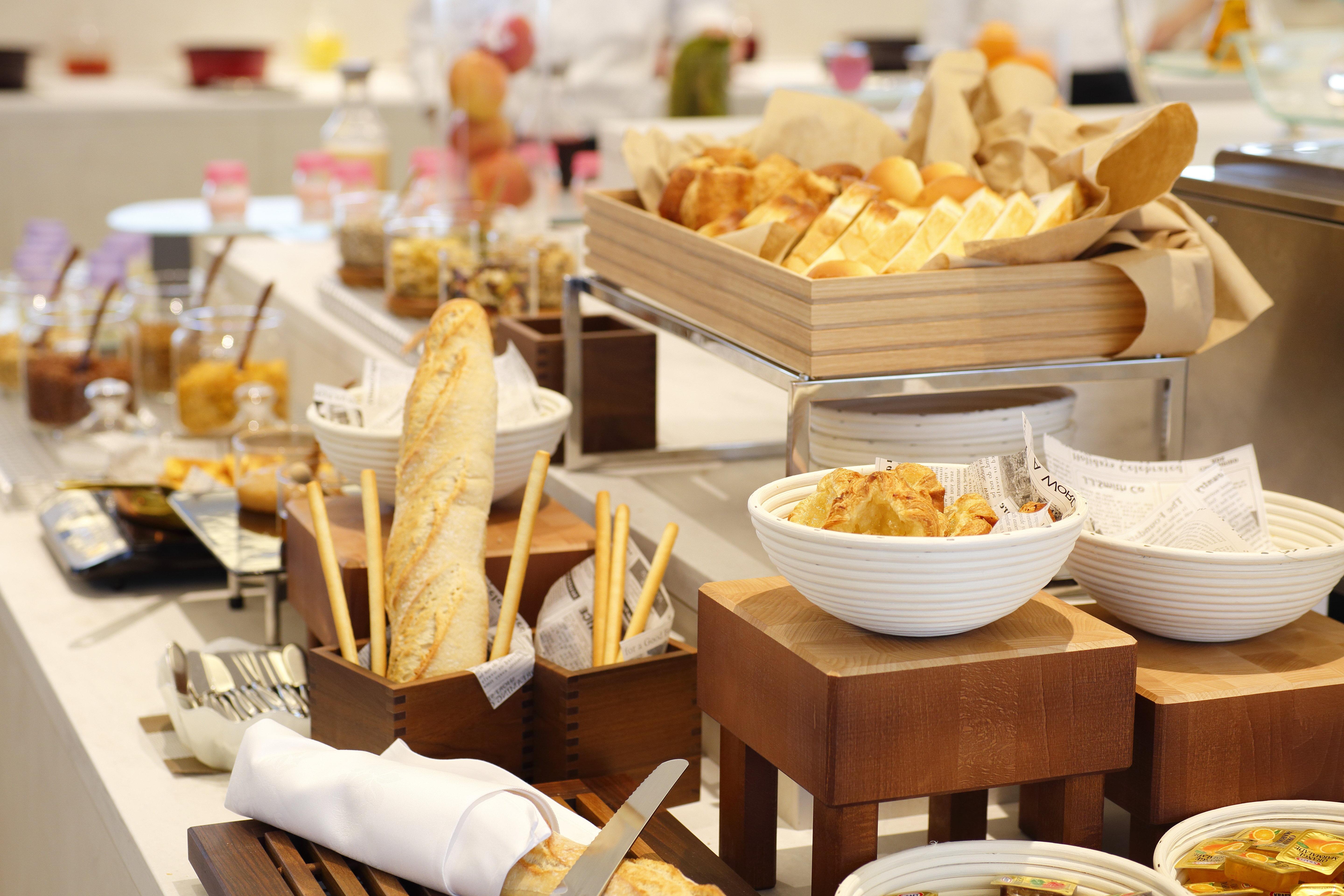 Hotel Ana Crowne Plaza Chitose By Ihg Exterior foto A buffet at a hotel