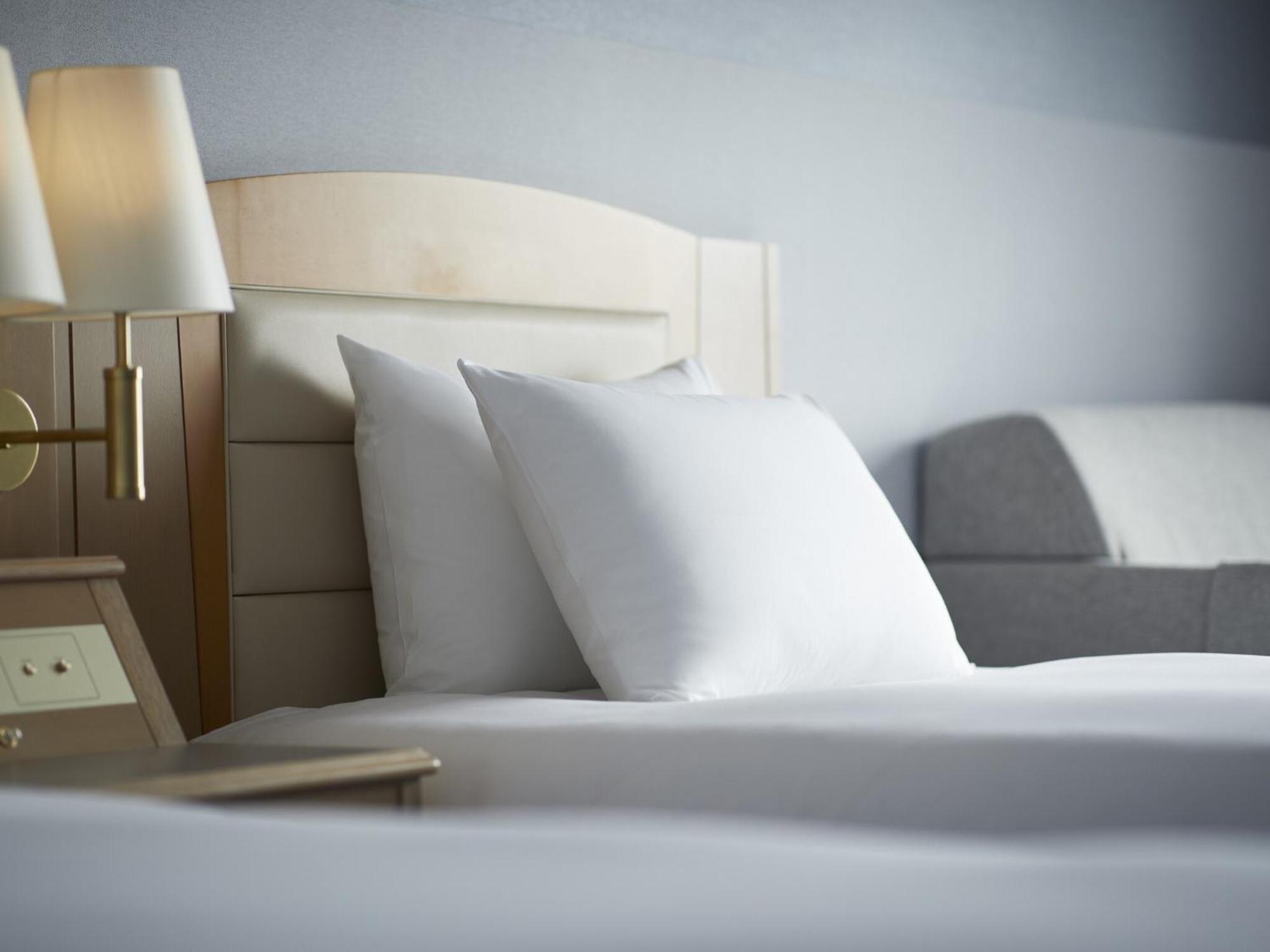 Hotel Ana Crowne Plaza Chitose By Ihg Exterior foto A bed with pillows